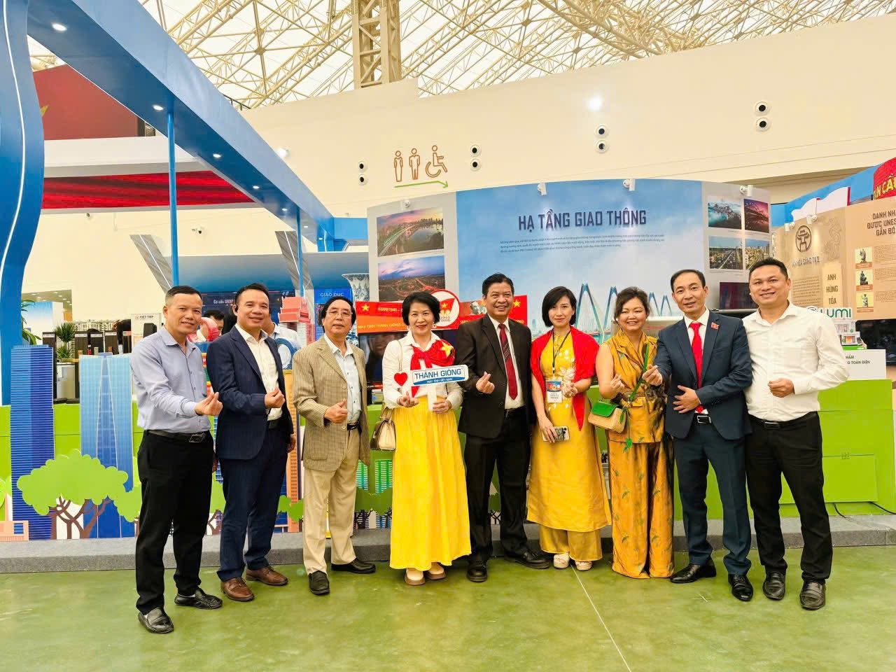 MÁY TÍNH THÁNH GIÓNG THU HÚT SỰ CHÚ Ý TẠI TRIỂN LÃM A80 - TRIỂN LÃM THÀNH TỰU ĐẤT NƯỚC 80 NĂM